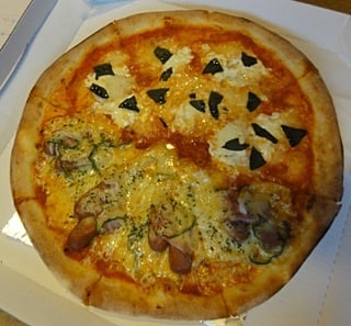 ハーフ＆ハーフで2種類のピザを(^^)v