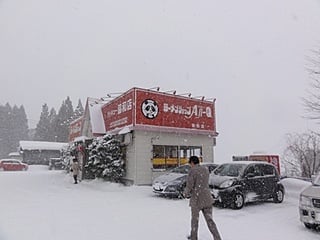 新年挨拶の訪問　今年は更に雪が多いです！協和店の様子です