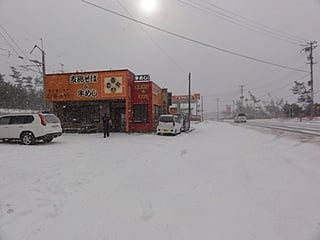 寒い～と叫びながら、オーナーは店内へ！喜怒哀楽 道川店　雪の少ない地域、今年は厳しい冬です。