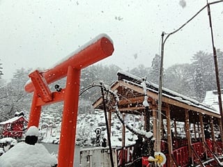 趣のある榊山神社にて 雪もまた美しく…