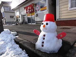 雪だるまちゃんと一緒に(^^)vAji-Q西目店の玄関です
