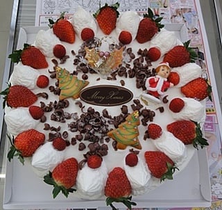 ジャジャーン♪テーブルいっぱいの大きなケーキです!(^^)!イチゴも大きい食べ応えのあるケーキなのです。