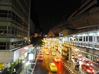 夜のバンコク市内中心部　カラフルなタクシーが走ります
